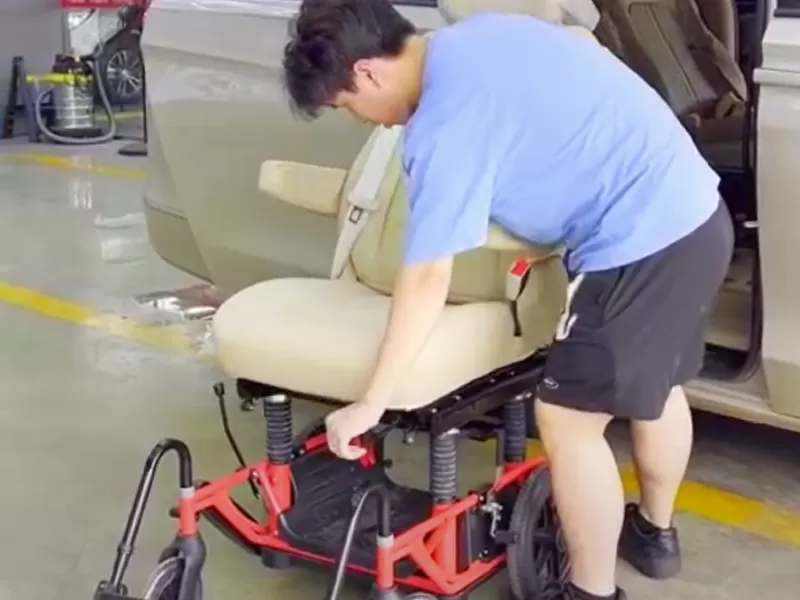 이 뷰익 GL8 은 중간 행의 회전 좌석으로 수정되었습니다.