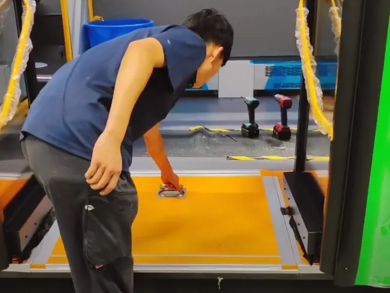 Xinder-Tech 수동 플립 휠체어 램프로 수정 된이 접근 가능한 버스